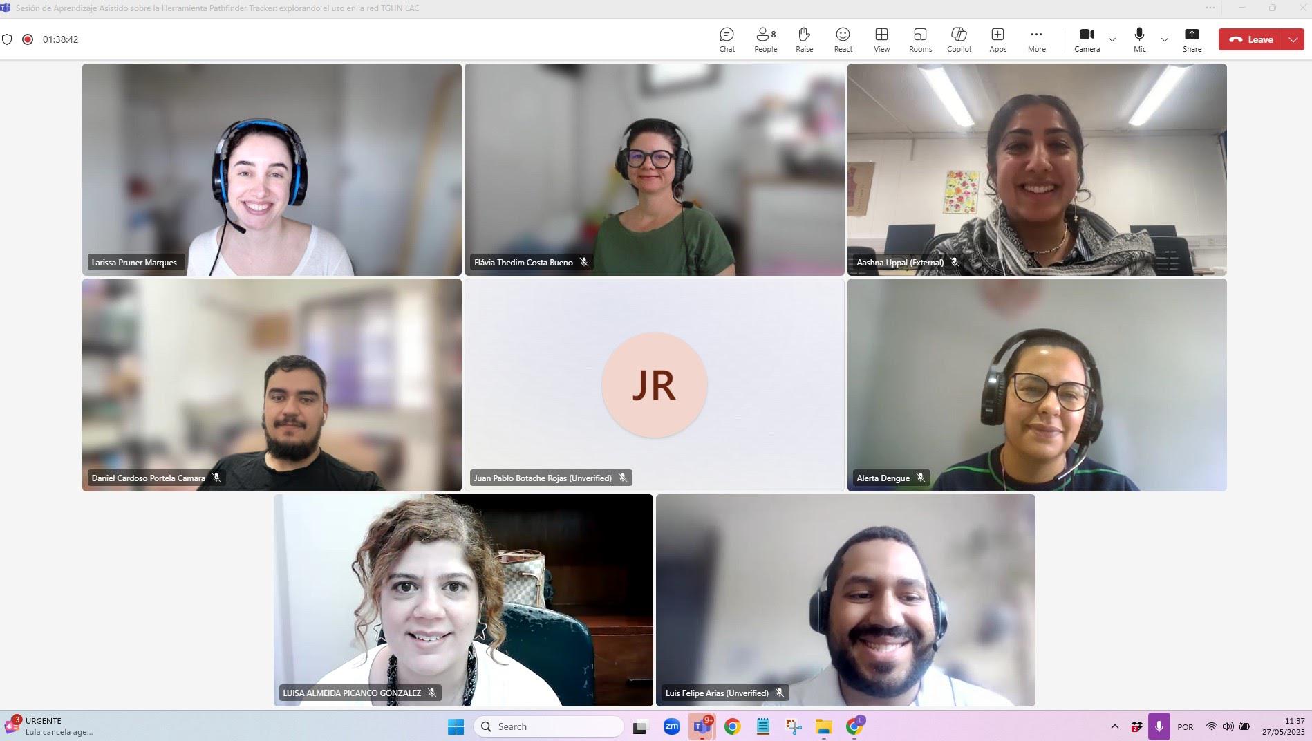 Captura de pantalla de la reunión en línea. Hay 7 cuadros con los participantes.