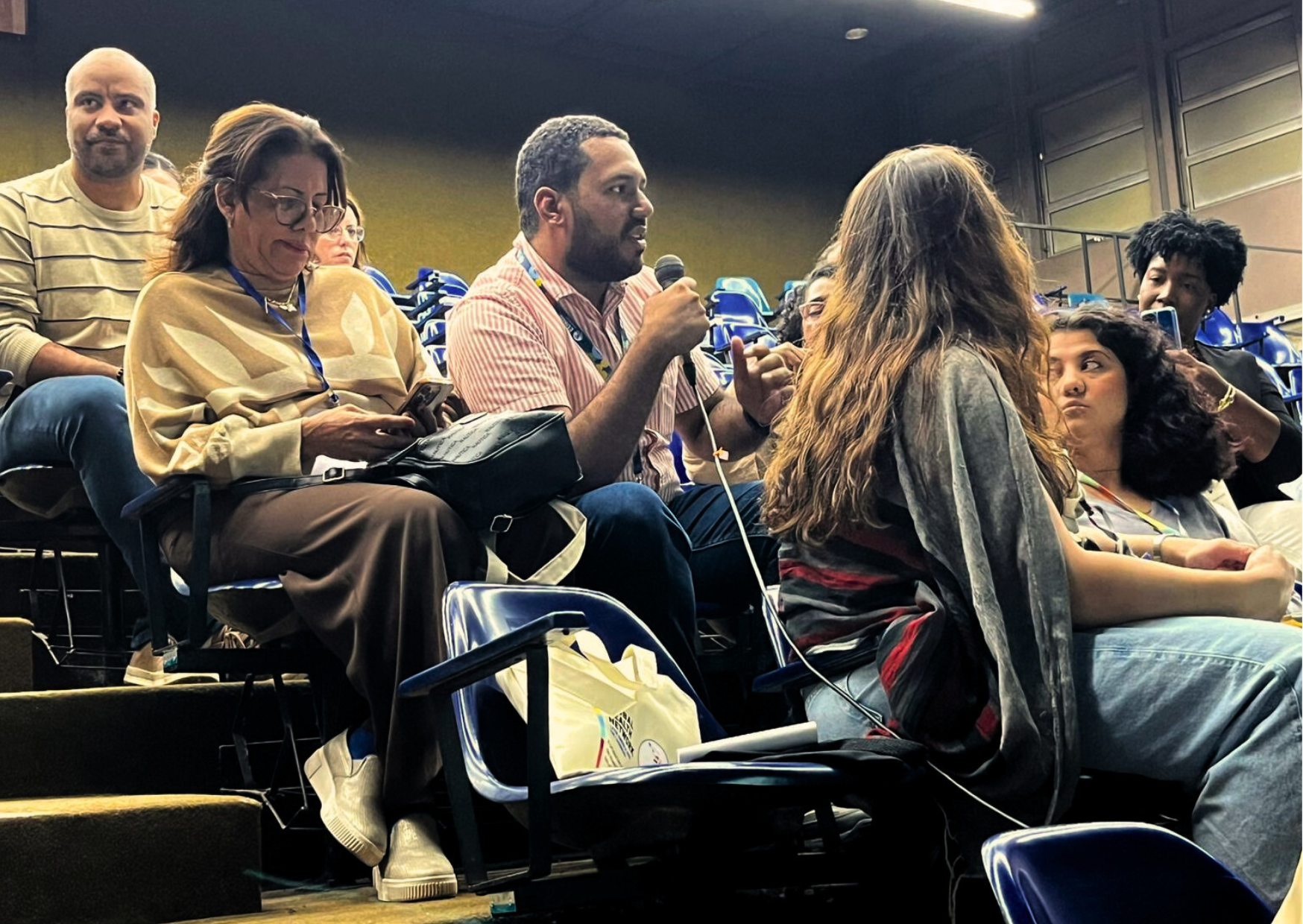 Representantes da TGHN LAC fazendo perguntas durante roda de conversa