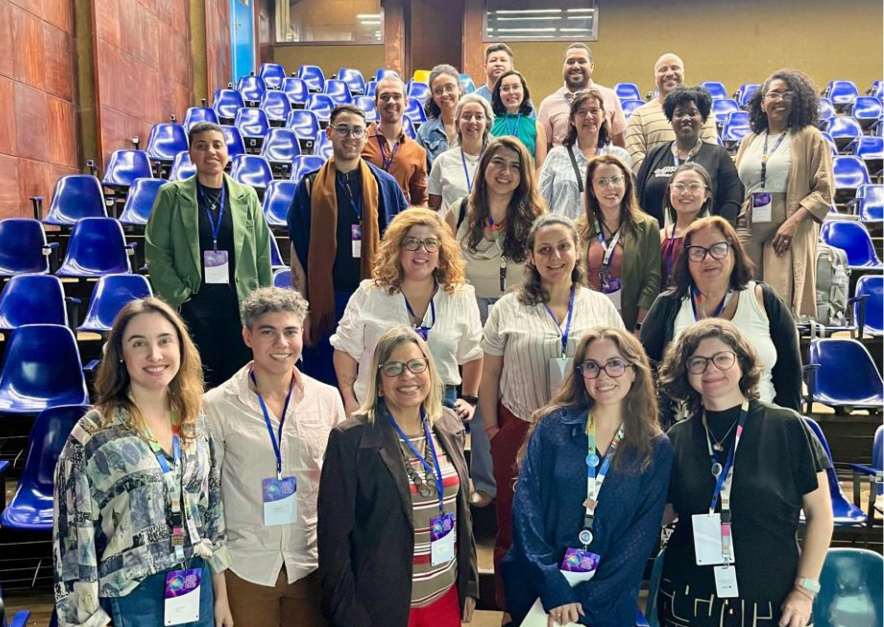 Mais de 30 pessoas posam para foto ap'os roda de conversa em Congresso na Alames 2025