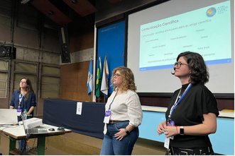 Foto de Letícia, Luisa y Flávia presentando la roda.