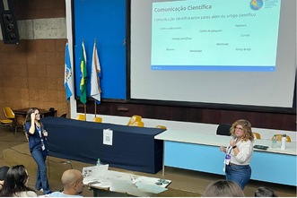 Letícia y Luisa presentando la roda.