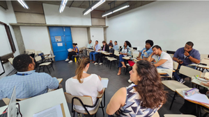 Participantes en círculo.