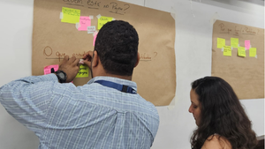 Luis Felipe y Laís trabajando en la matriz con post-its.