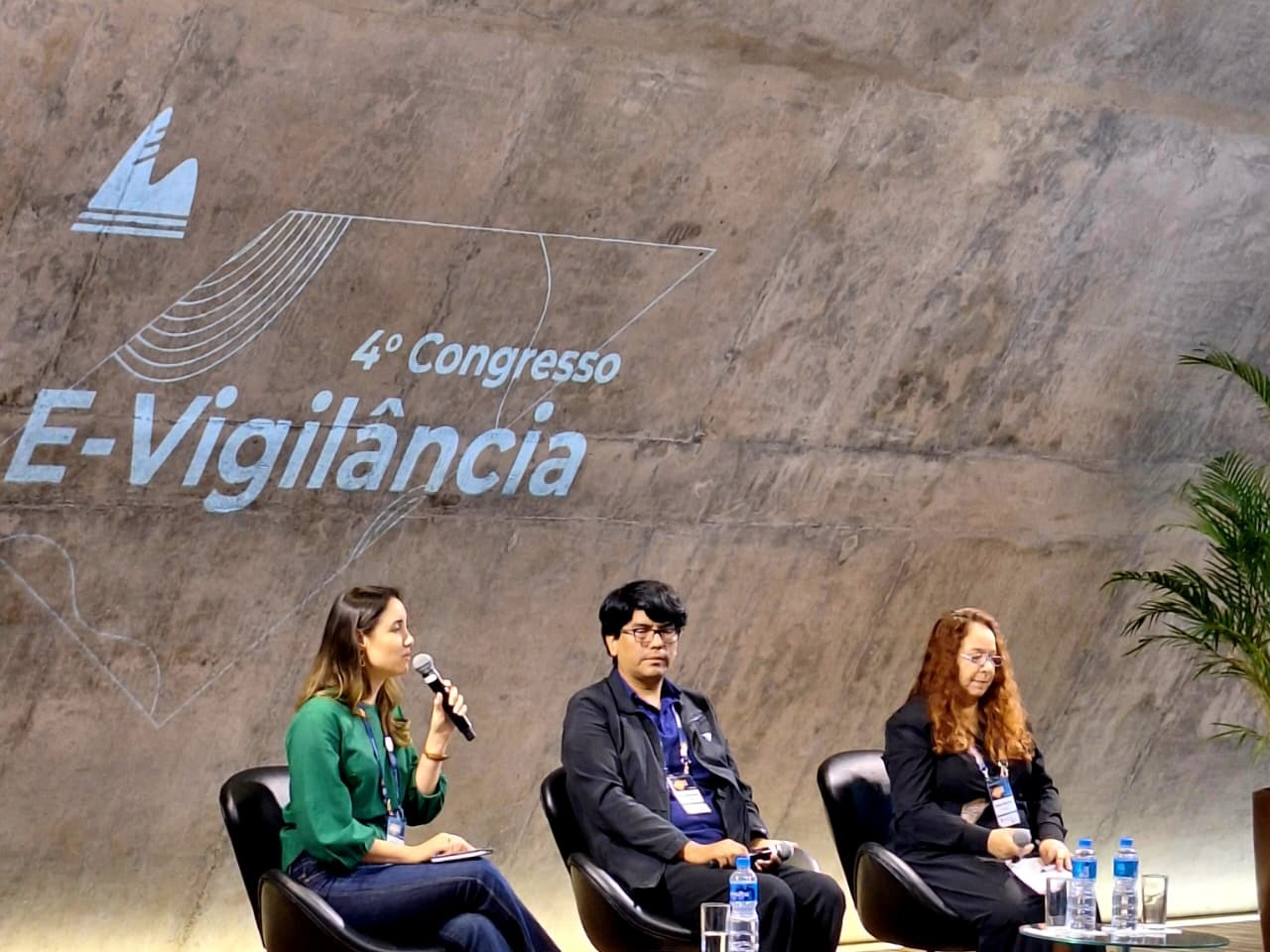 Mesa com paletrantes no 2º dia do E-vigilância