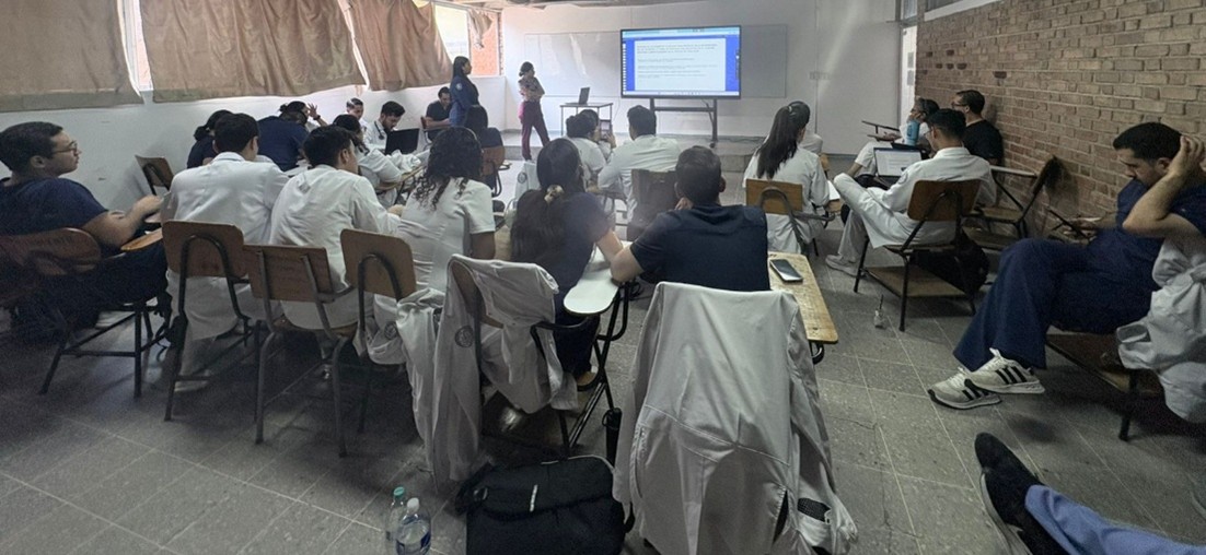 Sesión de Aprendizaje Asistido en Metodología de Investigación con médicos residentes de la UNAH