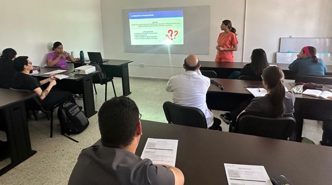 Trabajo grupal durante las sesiones de aprendizaje asistido en metodología de investigación