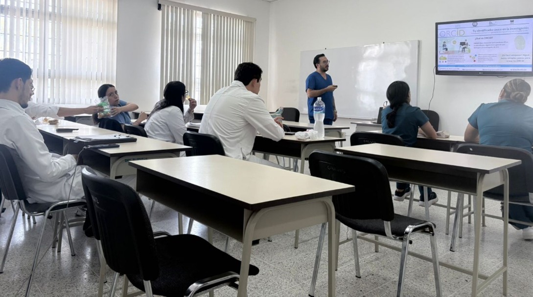 Participantes y facilitadores durante las sesiones presenciales con médicos residentes de la UNAH