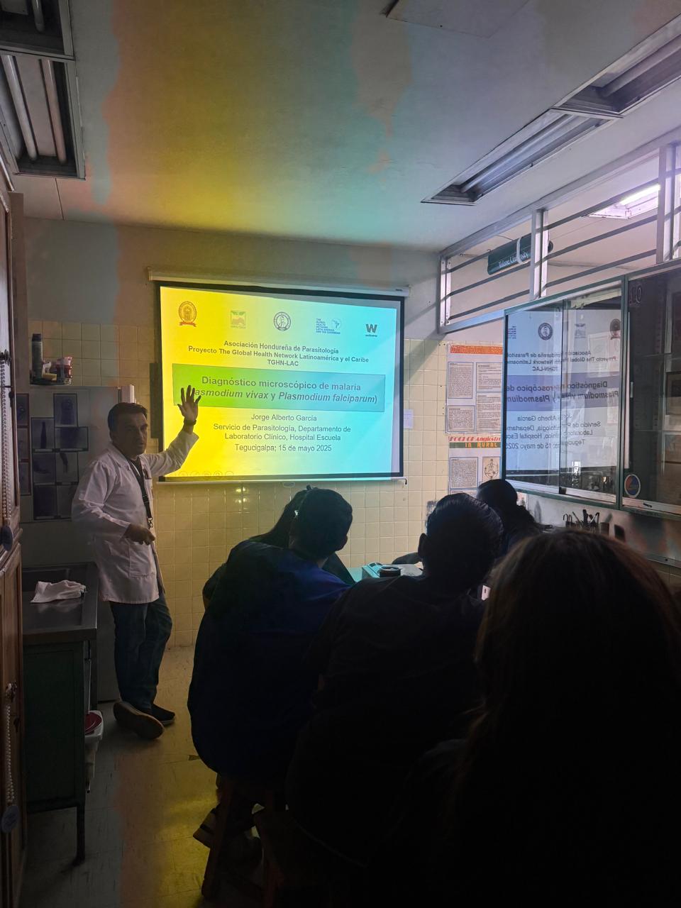 Práctica de diagnóstico de malaria durante el Taller 4