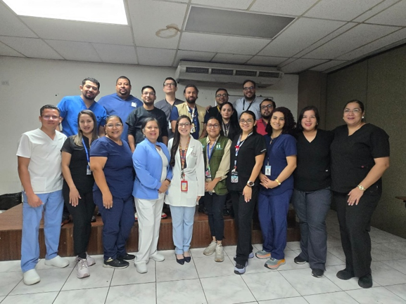 Participantes durante el Taller de Reanimación Cardiopulmonar (RCP) Básica