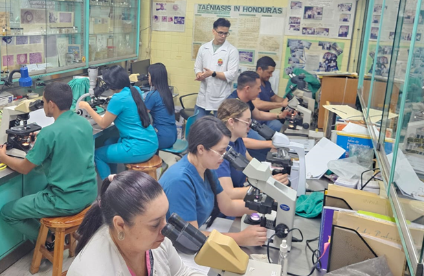 Participantes del taller realizan la observaci&oacute;n e identificaci&oacute;n de las apicomplexas intestinales mediante microscop&iacute;a; Servicio de Parasitolog&iacute;a Rina G. de Kaminsky, Departamento de Laboratorio Cl&iacute;nico, Hospital Escuela, Tegucigalpa, 10 de septiembre de 2026.